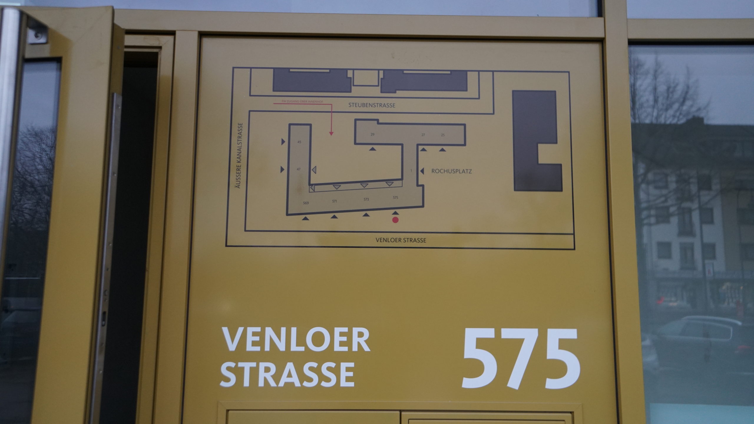 Hausnummer und Standort Hausnummer und Standort sind an der Außenseite der Praxis zu sehen