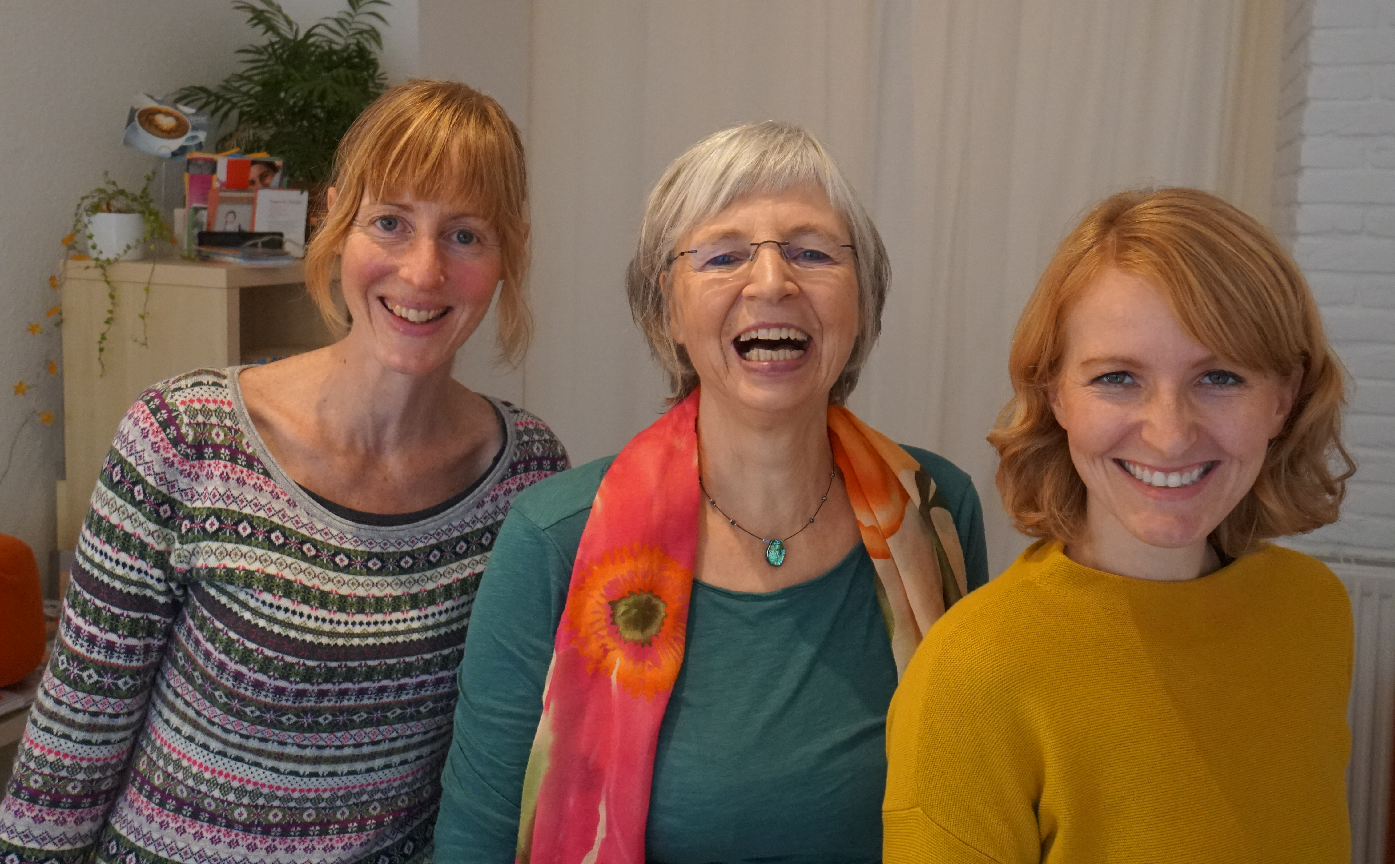Team der Praxis 2 Das Team der Praxis Goffart strahlt in die Kamera - von links nach recht: Ruth Englich, Sabine Goffart und Sarah Peitz